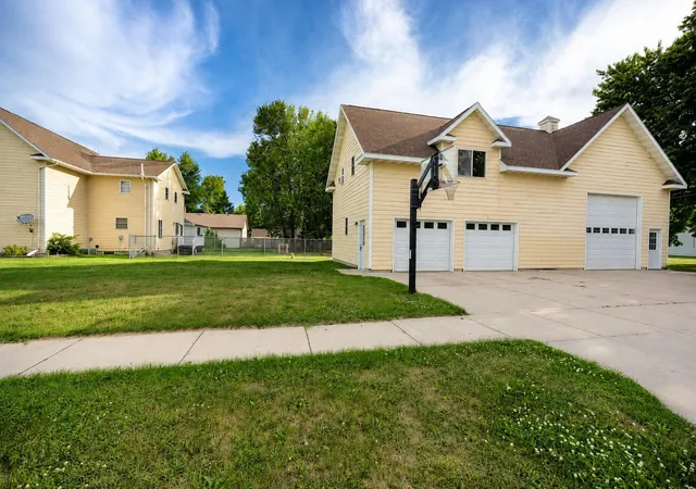 Photo 4 of Single family home for sale at 320 N Tyler St, Tyler, MN 56178 | MLS# 7121056 | Listing updated on 2026-09-09