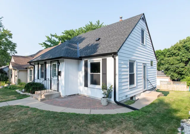 Photo 3 of Single family home for sale at 2821 Edgewood Ave S, Minneapolis, MN 55426 | MLS# 7123196 | Listing updated on 2026-09-16