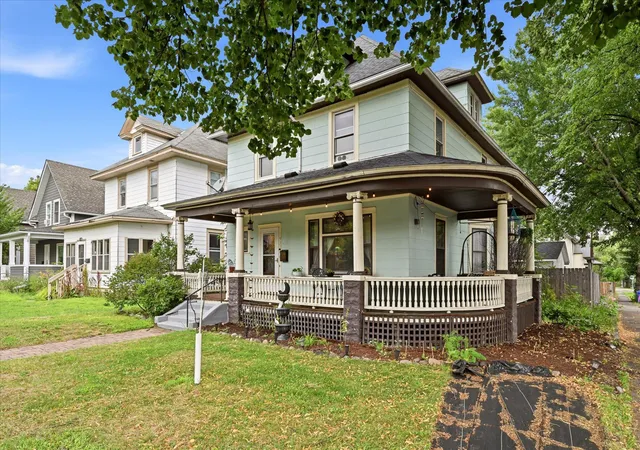 Photo 4 of Single family home for sale at 923 Iglehart Ave, Saint Paul, MN 55104 | MLS# 7124655 | Listing updated on 2026-09-16