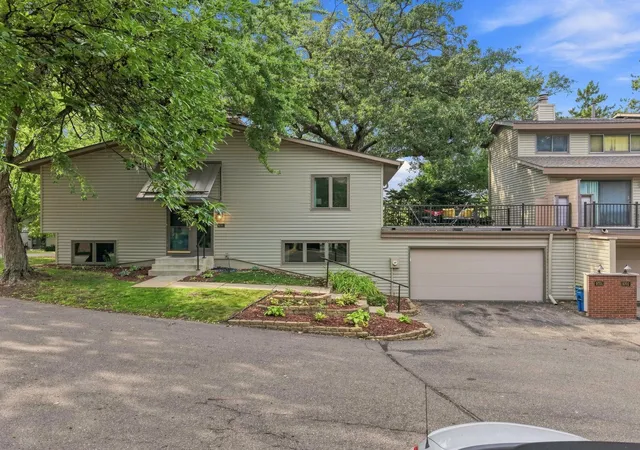 Photo 4 of Single family home for sale at 9701 Mill Creek Dr, Eden Prairie, MN 55347 | MLS# 7126510 | Listing updated on 2026-09-09