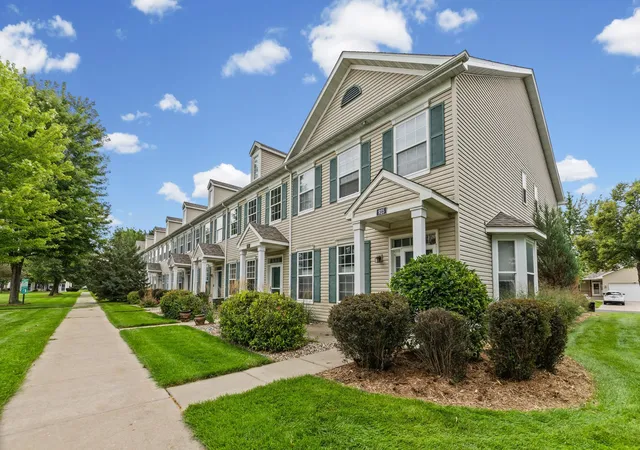 Photo 3 of Single family home for sale at 941 Newport Ave, Shakopee, MN 55379 | MLS# 7127629 | Listing updated on 2026-09-15