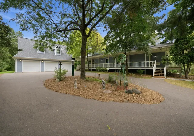 Photo 4 of Single family home for sale at 8620 Inver Grv Trl, Inver Grove Heights, MN 55076 | MLS# 7130383 | Listing updated on 2026-09-10