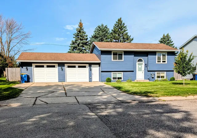 Photo 1 of Single family home for sale at 404 Kim Ln, Owatonna, MN 55060 | MLS# 7130620 | Listing updated on 2026-09-17