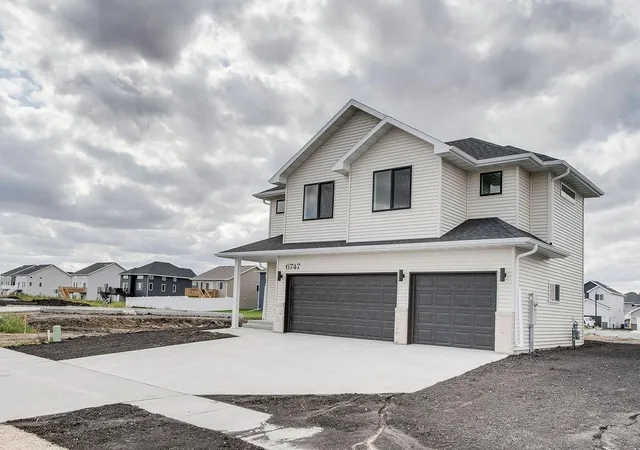 Photo 3 of Sale Pending at 6747 Selkirk Dr S, Fargo, ND 58104 | MLS# 7131118 | Listing updated on 2026-10-01