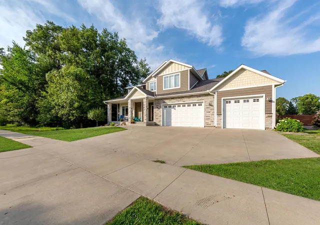 Photo 2 of Single family home for sale at 317 Oak Marsh Dr, Mankato, MN 56001 | MLS# 7131418 | Listing updated on 2026-09-11