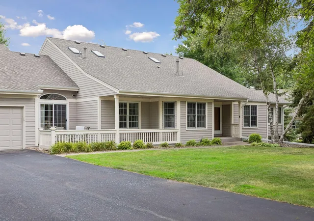 Photo 1 of Single family home for sale at 1724 Donegal Dr, Woodbury, MN 55125 | MLS# 7131706 | Listing updated on 2026-09-18