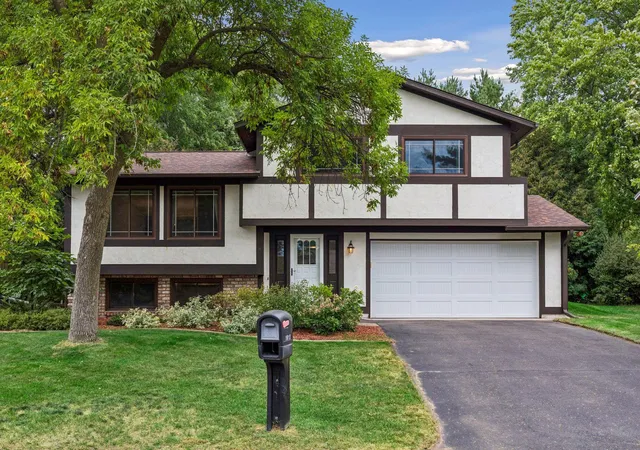 Photo 2 of Single family home for sale at 1013 Robinhood Pl, Saint Paul, MN 55126 | MLS# 7131788 | Listing updated on 2026-09-17