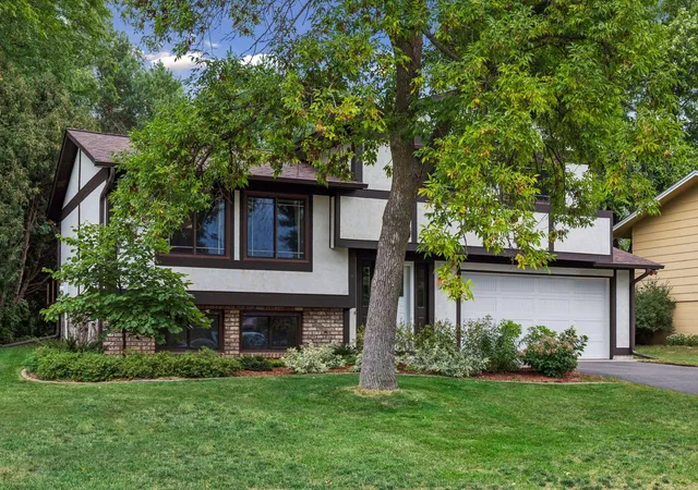 Photo 3 of Single family home for sale at 1013 Robinhood Pl, Saint Paul, MN 55126 | MLS# 7131788 | Listing updated on 2026-09-17
