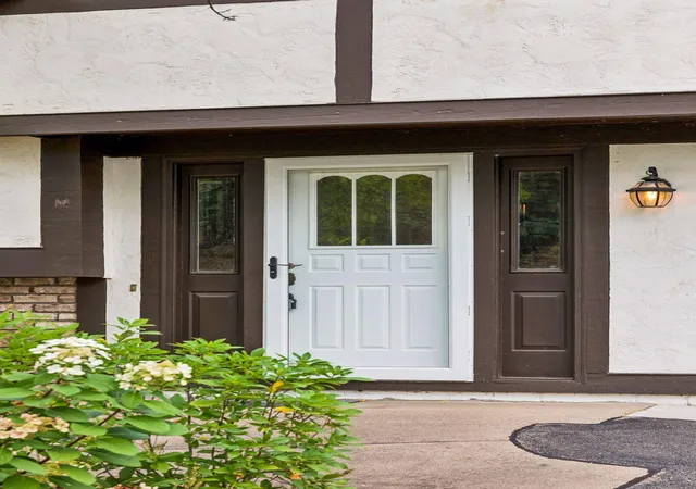 Photo 3 of Sale Pending at 1013 Robinhood Pl, Saint Paul, MN 55126 | MLS# 7131788 | Listing updated on 2026-10-10