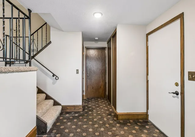 Photo 4 of Sale Pending at 1013 Robinhood Pl, Saint Paul, MN 55126 | MLS# 7131788 | Listing updated on 2026-10-10