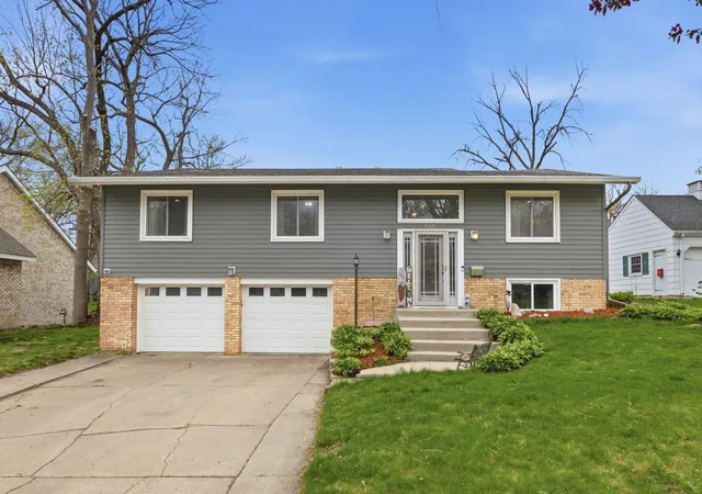 Photo 1 of Single family home for sale at 565 3rd Ave Sw, Hutchinson, MN 55350 | MLS# 7132156 | Listing updated on 2026-09-16