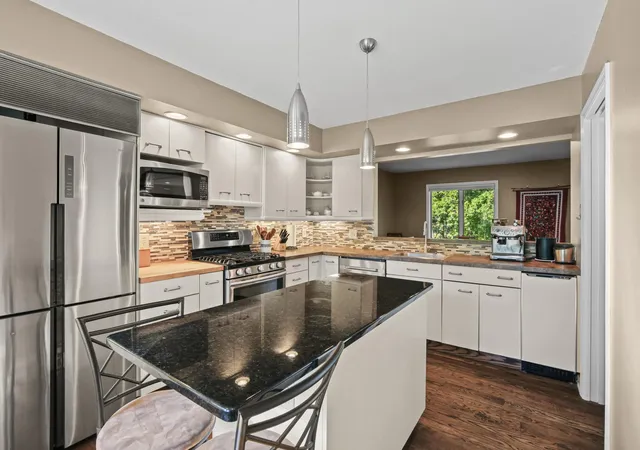 Photo 2 of Single family home for sale at 142 Wildwood Bay Dr, Saint Paul, MN 55115 | MLS# 7132661 | Listing updated on 2026-09-18