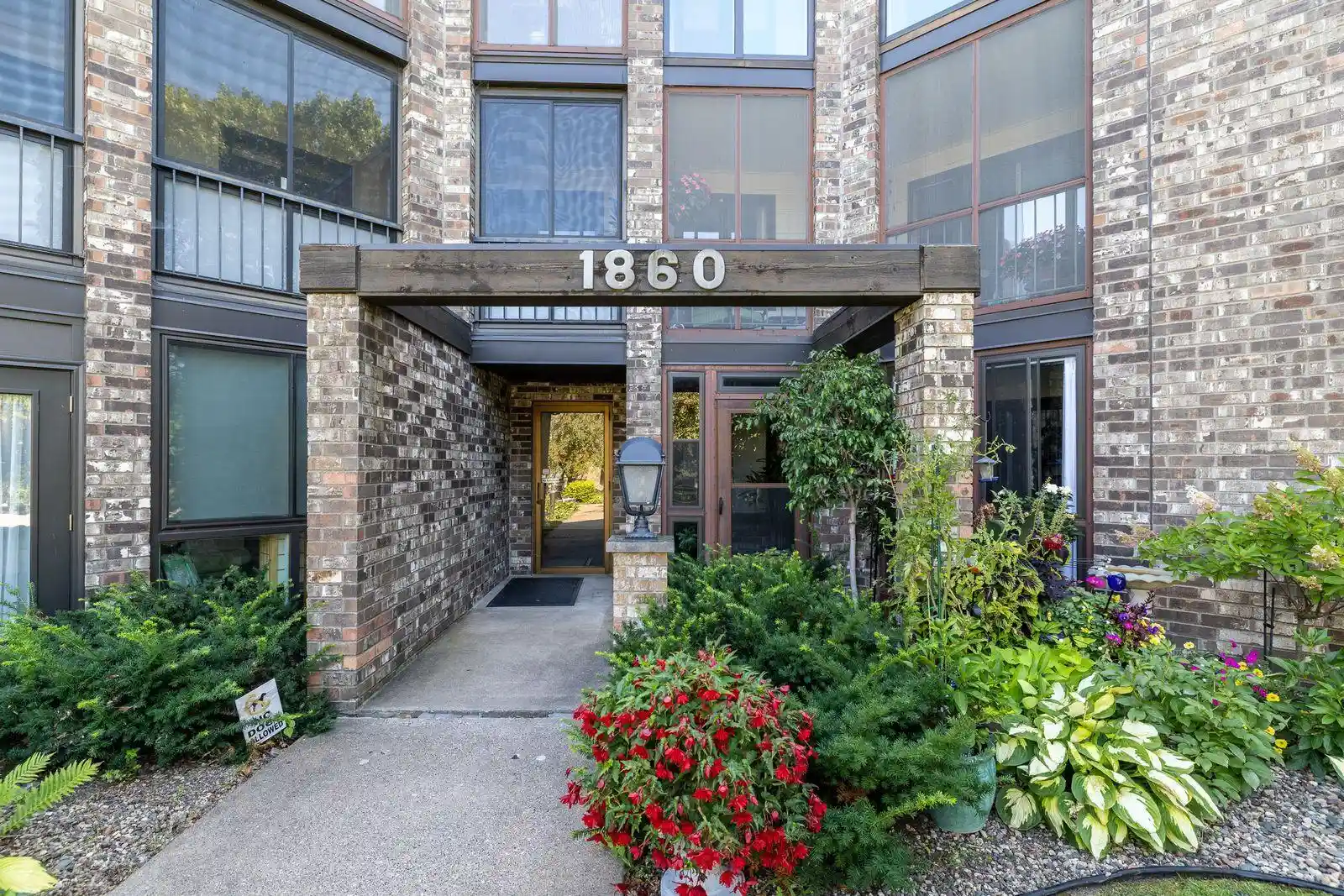 Listing Photo 1 - Condo for sale in 1860 Eagle Ridge Dr located at 1860 Eagle Ridge Dr, Mendota Heights, MN 55118 - Unit #W304