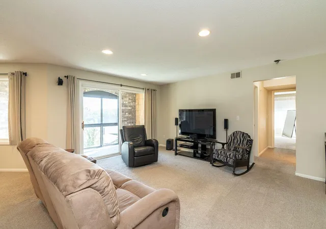 Listing Photo 5 - Condo for sale in building located at 1860 Eagle Ridge Dr, Mendota Heights, MN 55118 - Unit #W304