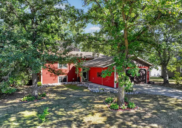 Photo 1 of Single family home for sale at 205 Kenwood Dr, Alexandria, MN 56308 | MLS# 7132814 | Listing updated on 2026-10-01
