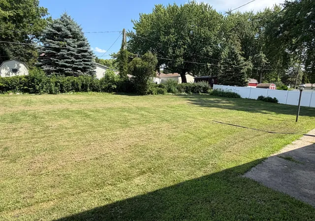 Photo 3 of Single family home for sale at 841 Redwood Dr, Fairmont, MN 56031 | MLS# 7132914 | Listing updated on 2026-09-16