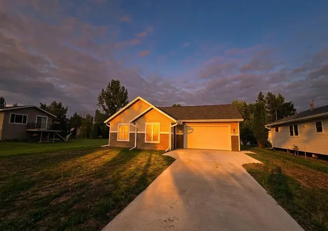 Photo 2 of Single family home for sale at 6528 John Ave, Superior, WI 54880 | MLS# 7133269 | Listing updated on 2026-09-18