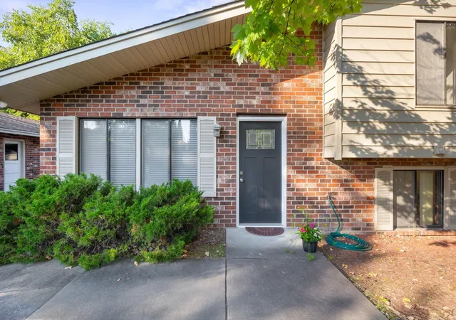 Photo 1 of Single family home for sale at 2241 Country Ln, Minnetonka, MN 55305 | MLS# 7134061 | Listing updated on 2026-09-09