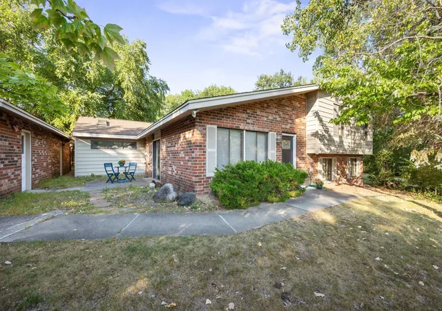 Photo 2 of Single family home for sale at 2241 Country Ln, Minnetonka, MN 55305 | MLS# 7134061 | Listing updated on 2026-09-09