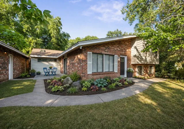 Photo 3 of Single family home for sale at 2241 Country Ln, Minnetonka, MN 55305 | MLS# 7134061 | Listing updated on 2026-09-09