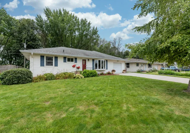 Photo 1 of Single family home for sale at 2613 E Main St, Mankato, MN 56001 | MLS# 7134497 | Listing updated on 2026-09-21