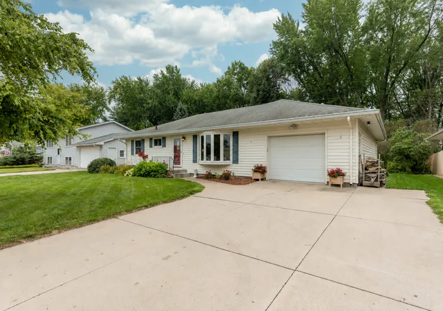 Photo 2 of Single family home for sale at 2613 E Main St, Mankato, MN 56001 | MLS# 7134497 | Listing updated on 2026-09-21