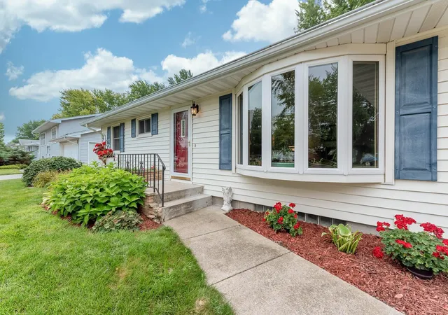 Photo 3 of Single family home for sale at 2613 E Main St, Mankato, MN 56001 | MLS# 7134497 | Listing updated on 2026-09-21