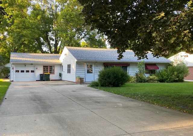 Photo 1 of Sale Pending at 912 13th Ave Sw, Willmar, MN 56201 | MLS# 7135363 | Listing updated on 2026-09-21