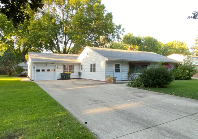 Photo 2 of Sale Pending at 912 13th Ave Sw, Willmar, MN 56201 | MLS# 7135363 | Listing updated on 2026-09-21