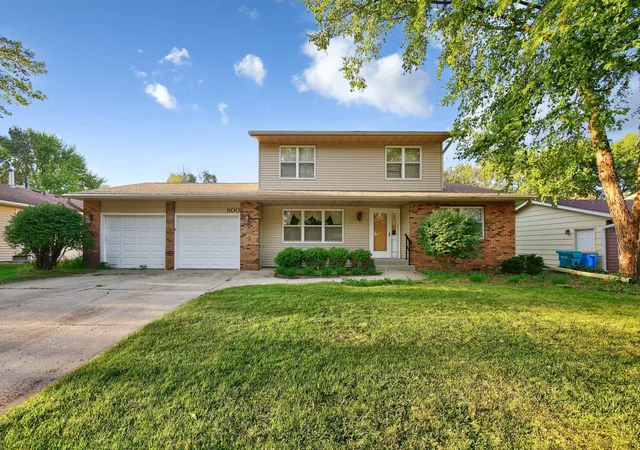 Photo 1 of Single family home for sale at 800 16th St Se, Owatonna, MN 55060 | MLS# 7135404 | Listing updated on 2026-09-09