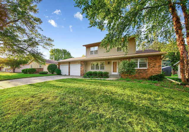 Photo 2 of Single family home for sale at 800 16th St Se, Owatonna, MN 55060 | MLS# 7135404 | Listing updated on 2026-09-09