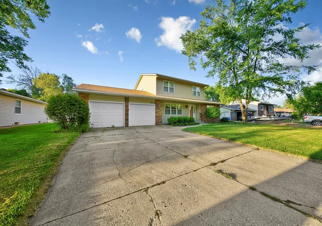 Photo 3 of Single family home for sale at 800 16th St Se, Owatonna, MN 55060 | MLS# 7135404 | Listing updated on 2026-09-09