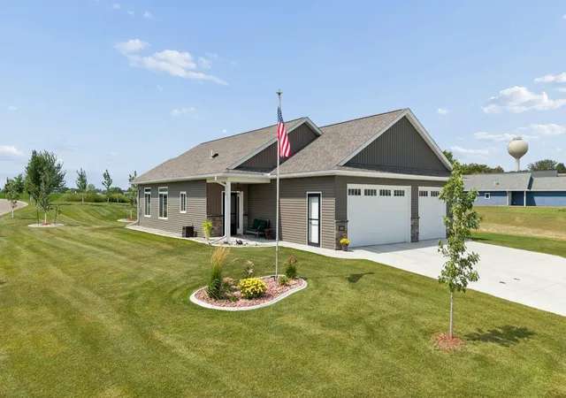 Photo 1 of Single family home for sale at 1352 Bradford St Se, Hutchinson, MN 55350 | MLS# 7135763 | Listing updated on 2026-09-16
