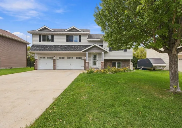 Photo 3 of Single family home for sale at 609 Ingalls Dr, Buffalo, MN 55313 | MLS# 7136008 | Listing updated on 2026-09-17