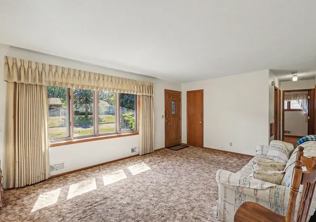 Photo 3 of Single family home for sale at 913 7th Avenue E, Shakopee, MN 55379 | MLS# 7136947 | Listing updated on 2026-09-17