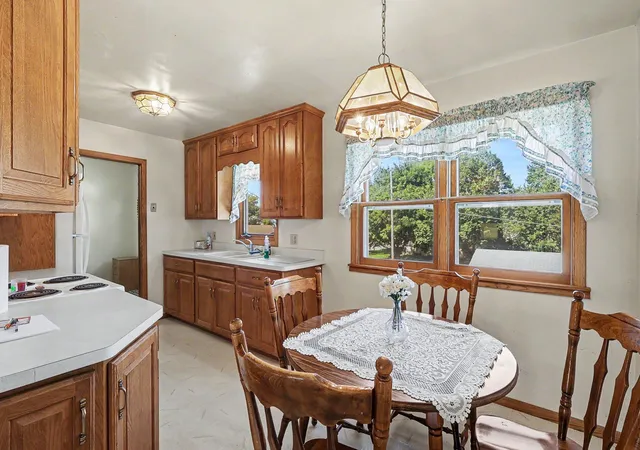 Photo 4 of Single family home for sale at 913 7th Avenue E, Shakopee, MN 55379 | MLS# 7136947 | Listing updated on 2026-09-17