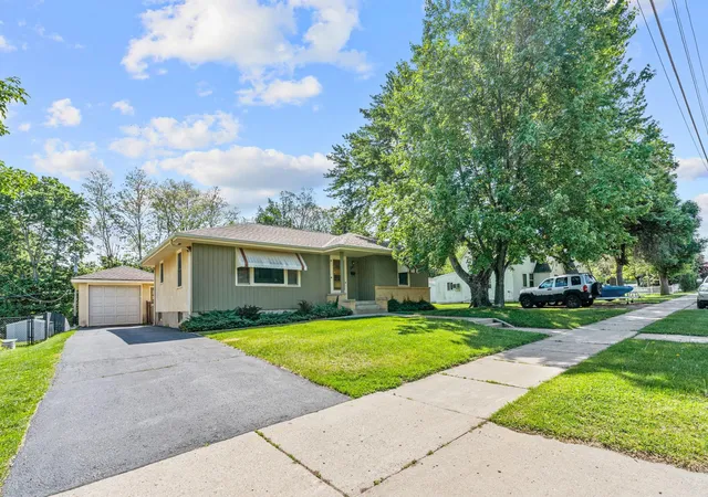 Photo 2 of Single family home for sale at 845 Spencer St S, Shakopee, MN 55379 | MLS# 7136988 | Listing updated on 2026-09-17