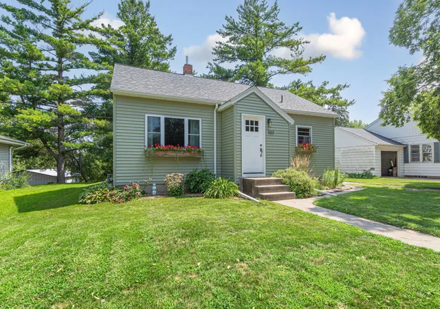 Photo 1 of Single family home for sale at 707 N Hennepin St, Winthrop, MN 55396 | MLS# 7138602 | Listing updated on 2026-09-17