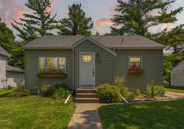 Photo 2 of Single family home for sale at 707 N Hennepin St, Winthrop, MN 55396 | MLS# 7138602 | Listing updated on 2026-09-17