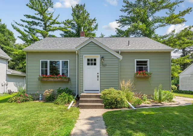 Photo 3 of Single family home for sale at 707 N Hennepin St, Winthrop, MN 55396 | MLS# 7138602 | Listing updated on 2026-09-17