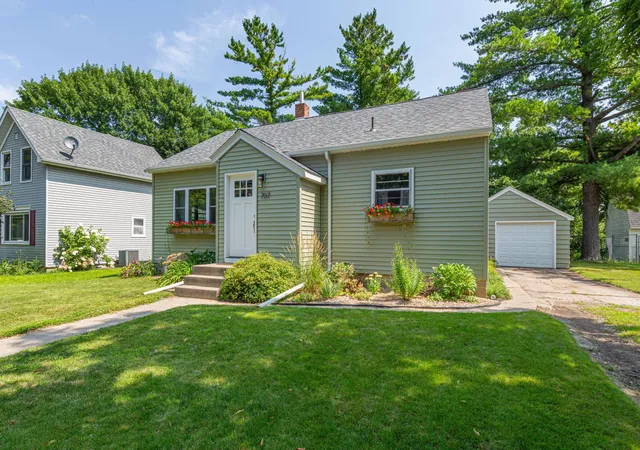 Photo 3 of Single family home for sale at 707 N Hennepin St, Winthrop, MN 55396 | MLS# 7138602 | Listing updated on 2026-09-23