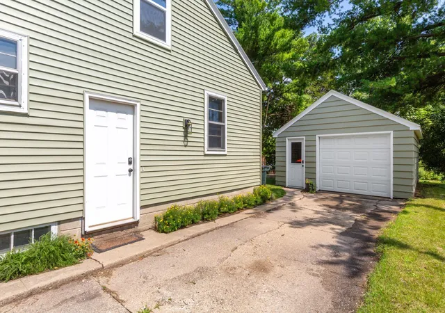 Photo 4 of Single family home for sale at 707 N Hennepin St, Winthrop, MN 55396 | MLS# 7138602 | Listing updated on 2026-09-23