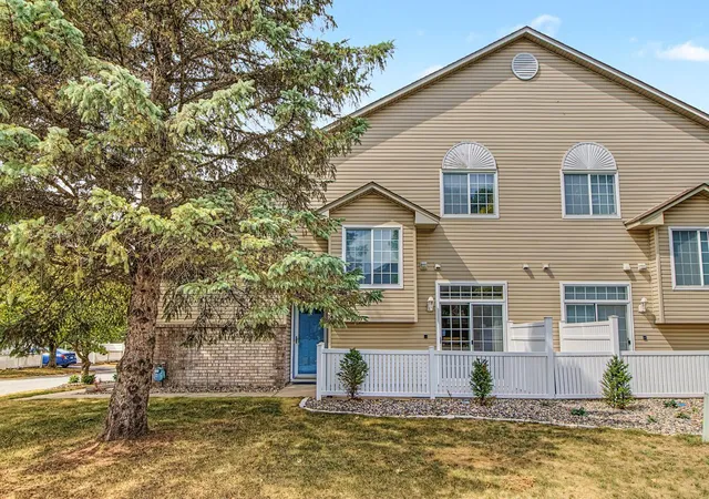 Photo 3 of Single family home for sale at 2802 Mallard Dr, Saint Paul, MN 55125 | MLS# 7139716 | Listing updated on 2026-09-11