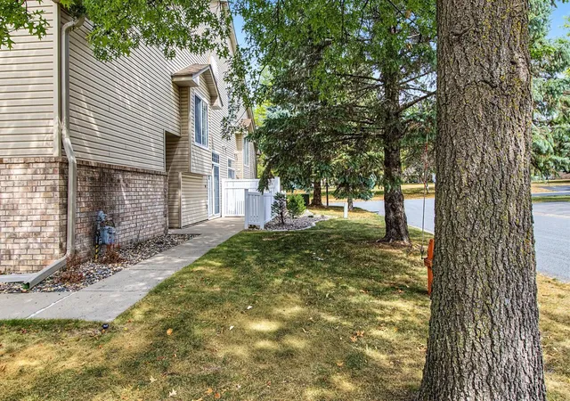 Photo 3 of Single family home for sale at 2802 Mallard Dr, Saint Paul, MN 55125 | MLS# 7139716 | Listing updated on 2026-09-11