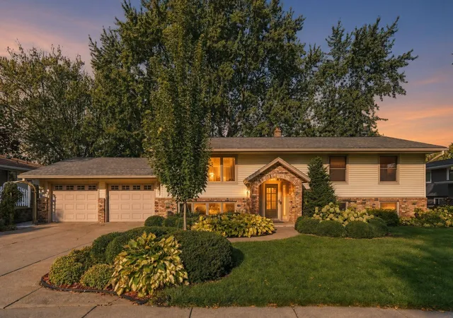 Single family home for sale at 2749 Hilltop Ct, Saint Paul, MN 55109 | MLS# 7140365