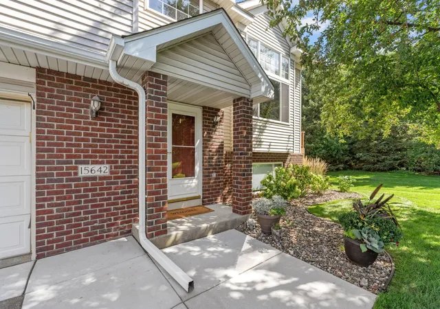 Photo 2 of Single family home for sale at 15642 Chasewood Ct, Rosemount, MN 55068 | MLS# 7140721 | Listing updated on 2026-09-17