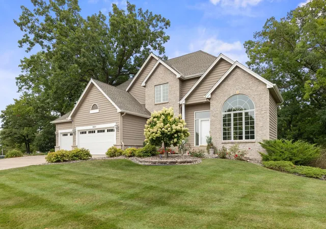 Photo 2 of Single family home for sale at 2021 Royale Dr, Saint Paul, MN 55122 | MLS# 7141050 | Listing updated on 2026-10-06