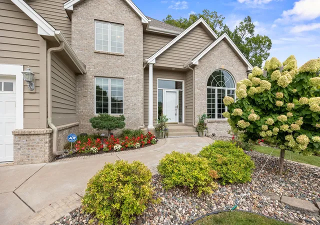 Photo 3 of Single family home for sale at 2021 Royale Dr, Saint Paul, MN 55122 | MLS# 7141050 | Listing updated on 2026-10-06