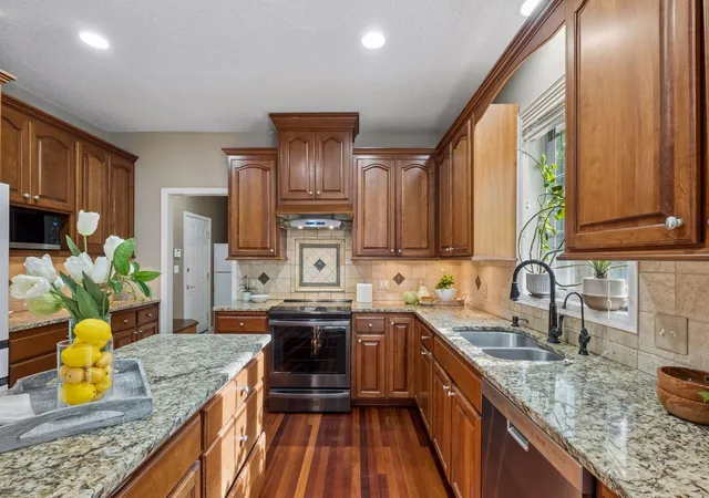 Photo 2 of Single family home for sale at 15016 Viewcrest Ln, Burnsville, MN 55306 | MLS# 7142123 | Listing updated on 2026-09-16