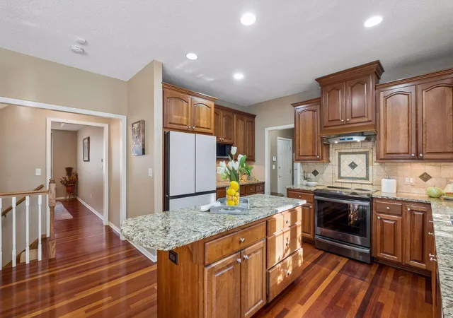 Photo 3 of Single family home for sale at 15016 Viewcrest Ln, Burnsville, MN 55306 | MLS# 7142123 | Listing updated on 2026-09-16